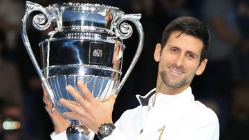 Bild zeigt Novak Djokovic (SRB) mit Pokal.