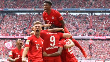 Bild zeigt die Freude von Joshua Kimmich und David Alaba (Bayern).