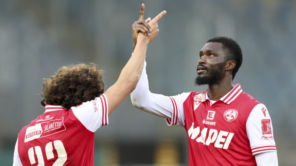Bild zeigt the rejoicing of Ramiz Harakate and Beres Owusu (GAK).